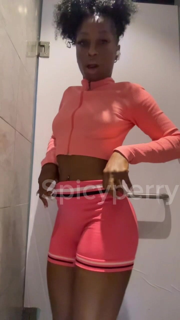 Spicy perry: 공공 화장실에서 오줌 싸는 핫한 흑누나 십대