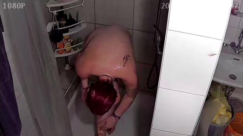 KittieNoOne: Cam bắt gặp máy bay bà già trong phòng tắm