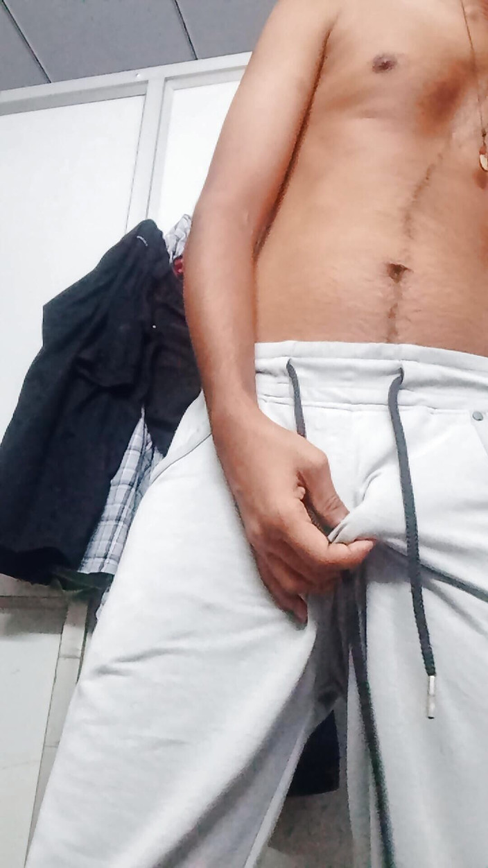 sexy_series: Pria tampan mengocok gaun pakaian dalam