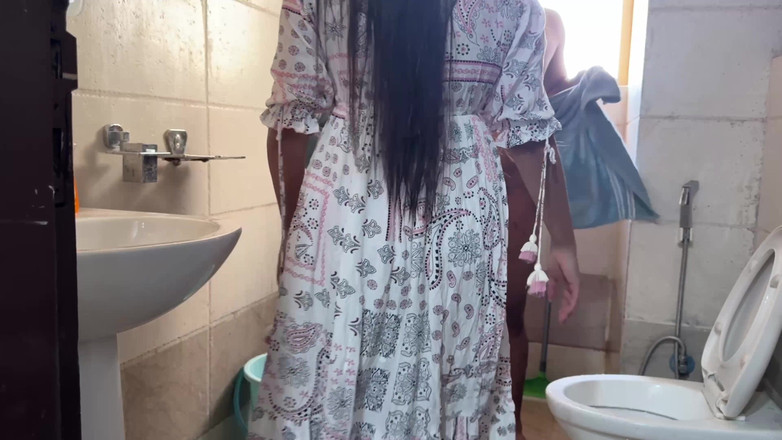 Hornycouple149: 继子看到熟女sara在淋浴后赤身裸体，无法撑开他的鸡巴远离她湿润的阴户