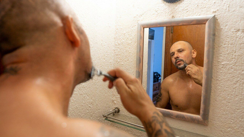 DanyRumania: Dany Boy Rich mângâie pula cu multa afectiune si cu...