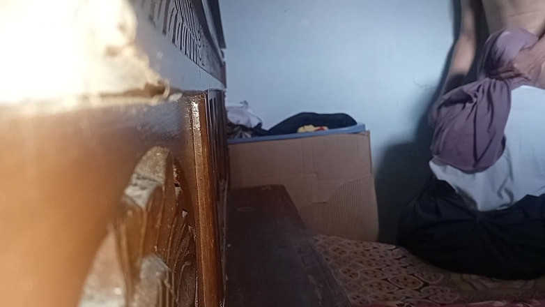 Famly sex: Teman tiri saya sedang duduk di bilik adik ipar saya.