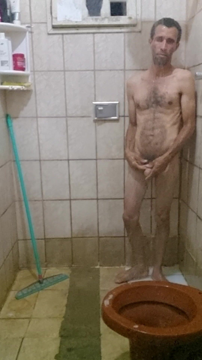 osmar1221: Yo tomando una ducha con un duro y masturbándome hasta...