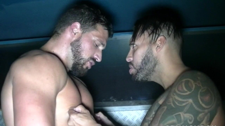Crunch French bareback porn: สองหนุ่มหล่อ