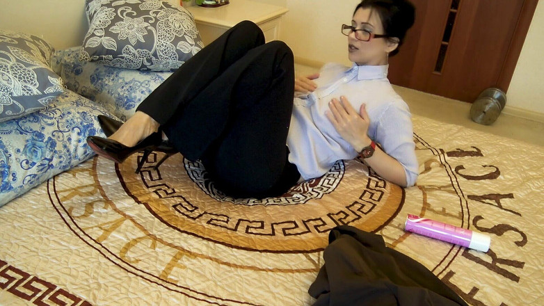 KristinaSlut: Дивна злочестива жінка трахає себе для задоволення.