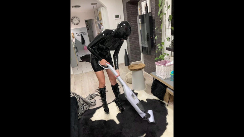 Latex Everest: ऊँची एड़ी के जूते और जंजीरों में लेटेक्स नौकरानी सेवा