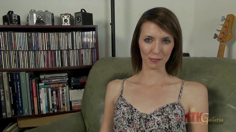 ATK Solo: Štíhlá brunetka Karli Stone si prstí kundičku