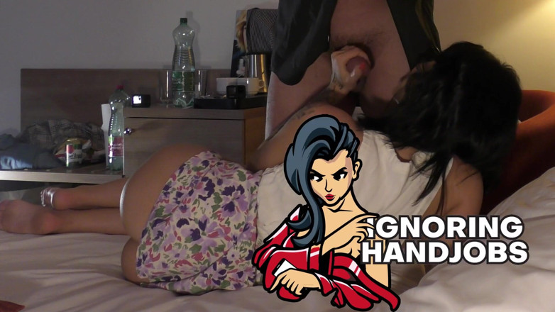 Ignoring Handjobs: 호텔 방에서 자지를 가지고 노는 섹시하고 발정난 소녀