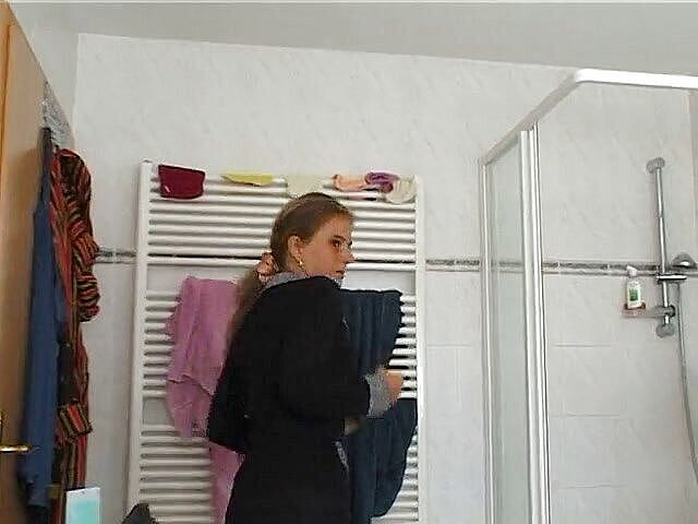 Lucky Cooch: Krásná amatérská brunetka se sprchuje