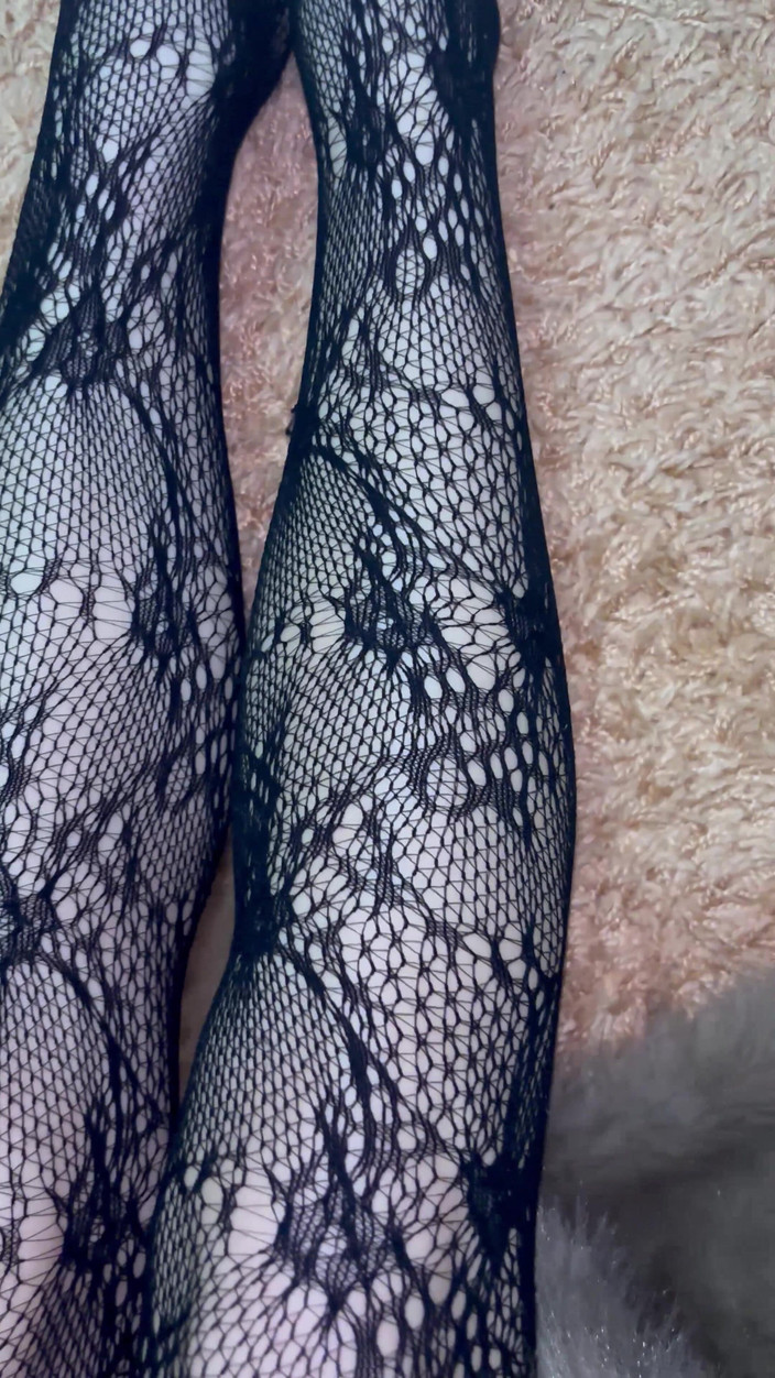 Sparrowica: Играю с моими ногами в сексуальных чулках и на каблуках