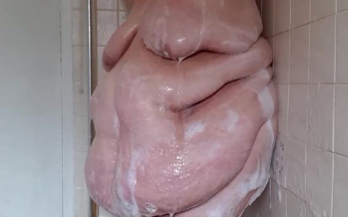 SSBBW Lady Brads: Big fat goddess washes herself