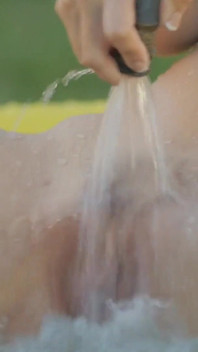Les lesbiennes latines excitées n’arrivent pas à garder leurs mains ou leurs bouches loin l’une de l’autre, chattes sexy
