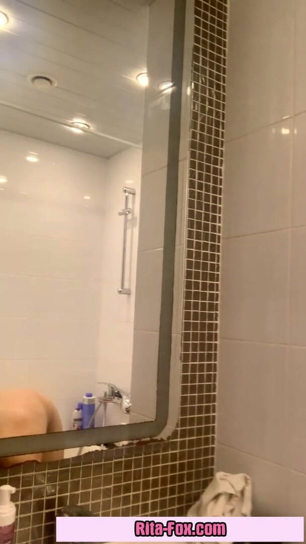 SugarNadya: Eu fui tomar banho e raspar minha buceta doce para...