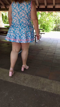 Jamdown26_da0603 - hete sexy bbw die buitenshuis in het park loopt met een minijurk en hakken