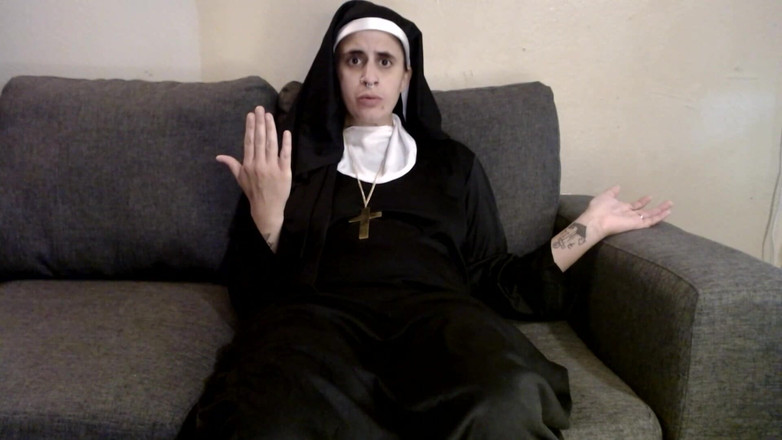 Abby Anna: Une nonne coquine se dilate la chatte