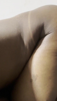 Un débutant amateur aime se faire des fesses