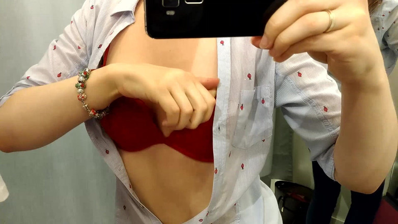 Emily Bee: Esguicho arriscado na sala de montagem