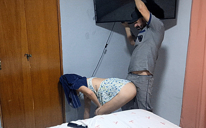 FannySquirting: J’ai Reçu Le Technicien De La Télévision Câblée Sans Culotte...