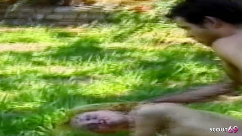 Shemale TS Collection: Blond tranny knullas i hemlighet i skogen i sitt tajta...