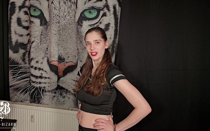 Zara Bizarr: Cheerleader-ballbusting-spaß mit Lederpantoffeln