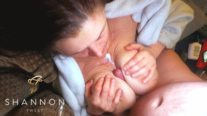 Shannon Tweet: Madrastra tiene tetas resbaladizas