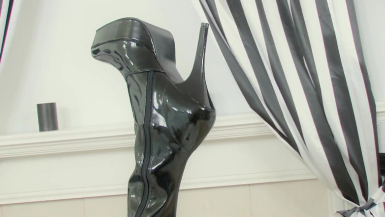 Solo's Addiction: Gata com uma linda buceta fode um vibrador em sua...