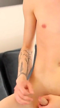 Uno stallone gay da solo ama masturbarsi ed essere guardato