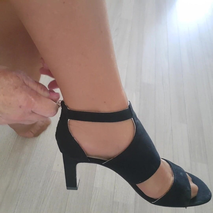MisS Angel: Tanned pantyhose for Mr Brent.