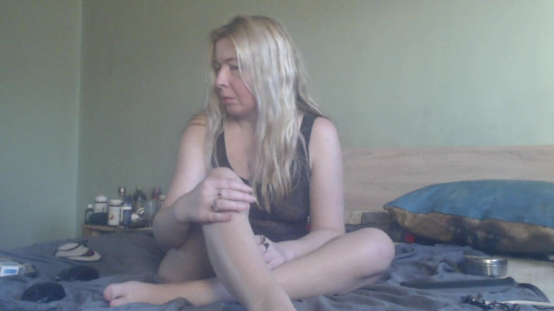 sunshinegoddes: Blonde Super MILF Masturbates with Lotion