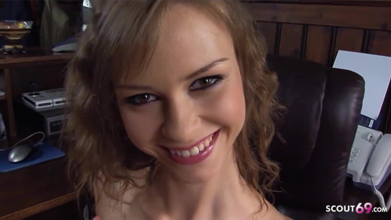 Full porn collection: Ông chủ đụ beata trẻ trong đít trong văn phòng