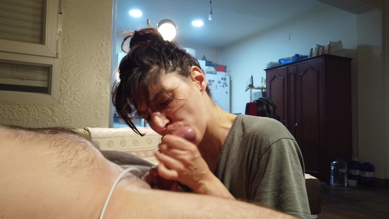 Akasha7: 亀頭を撫でながらソファをなぞり、絶妙な舌遊びを