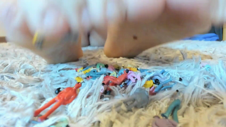 Nicoletta Embassi: Giantess with big feet