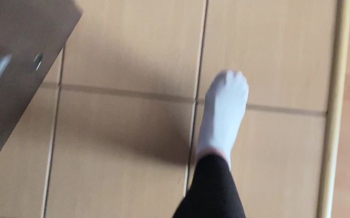 Feet: Прохаживаюсь в белых носках
