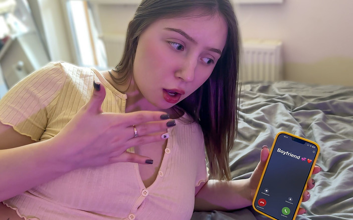 niiikey: Systers vän pratar i telefon medan hon i hemlighet är otrogen