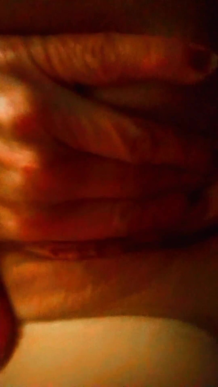 Bombstick and Trouble: MILF blonde seksi menjolok pepeknya yang dicukur sempurna