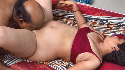 Sexy sindu: Soție desi casnică soție fierbinte care își expune corpul gol fierbinte înainte...