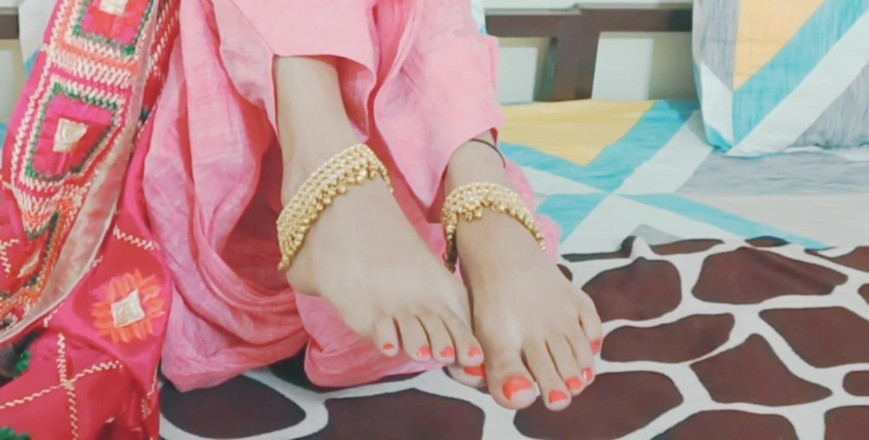 Saarabhabhi6: Показываю свою большую индийскую задницу