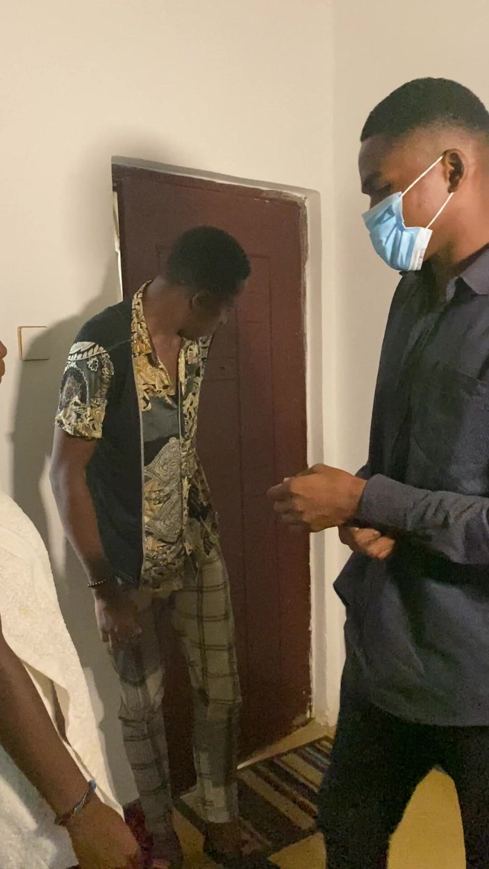 Funfor10k straight videos only: 苗条的家伙拼命舔她的阴户