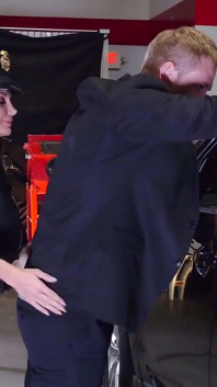 Brazzers - Ava Addams, officier sexy qui fume, décide d’avoir la bite de Bill Baley toute seule