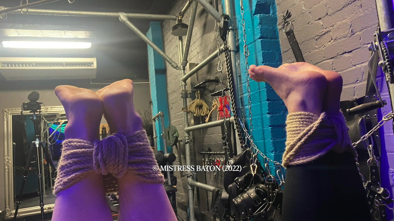 MistressBaton: Dvojité otroctví a bastinado