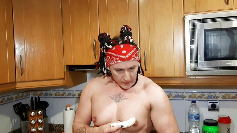 Danaxmuscles: 我的大屁股在牛奶中洗澡 1