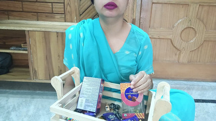 Saarabhabhi6: 힌디어 오디오로 초콜릿 섹스를 구입해 남자를 유혹하는 인도 마을 아줌마