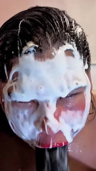 Terwijl ik je pik inslik, wordt mijn mond nat en explodeert het sperma op mijn gezicht