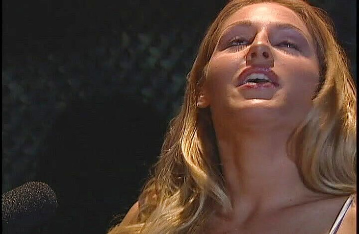 Perfect Porno: Penyanyi blonde muda yang bertetek besar dijilat dan dikongkek oleh...