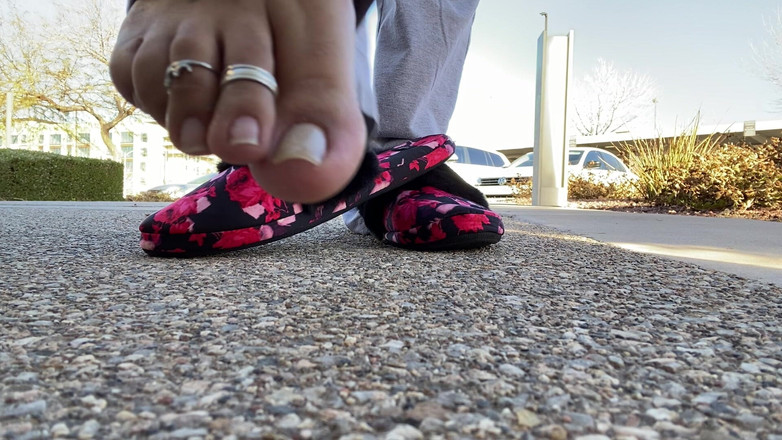 Tan feets: Tanfeets mimo veřejné pantofle Škádlení přírodními nehty