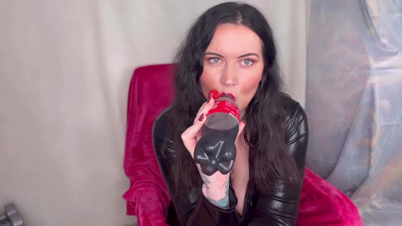 MissFFW: Miss Ffw disfruta de una botella de cola y burlo