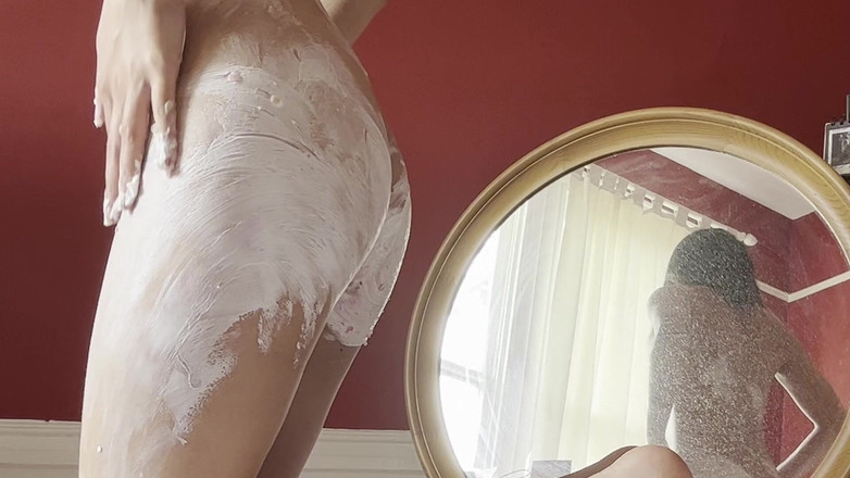 Felicity Azura: Calda asiatica si siede sulla torta