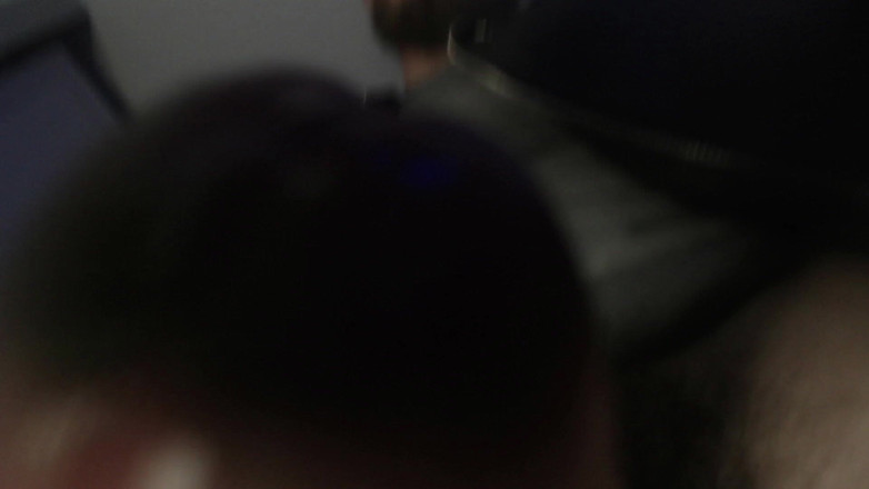 Hunky time: レザージャケット姿で支配的