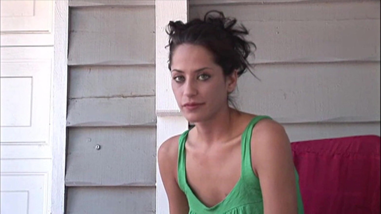 Hand Lotion Studios: Гарна брюнетка виставляє милу посмішку під час читання