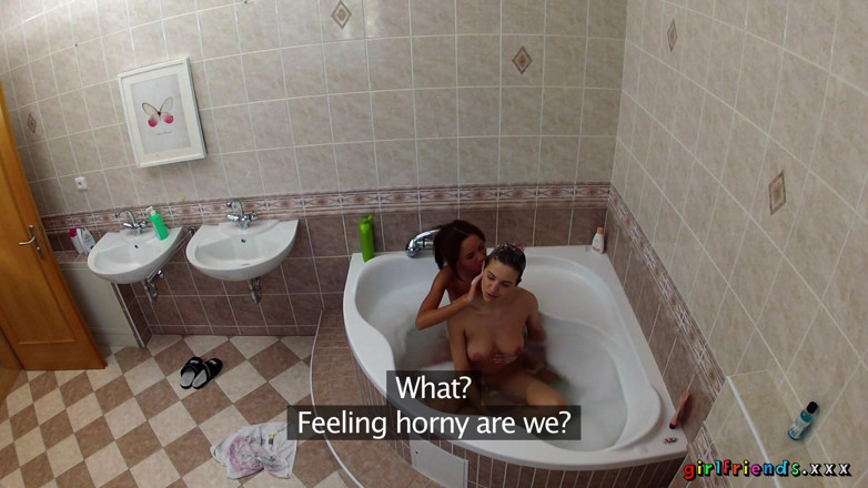 Girlfriends XXX: Kız arkadaşlar xxx - lezbiyenler küvette birbirlerinin ıslak amlarını yıkıyor